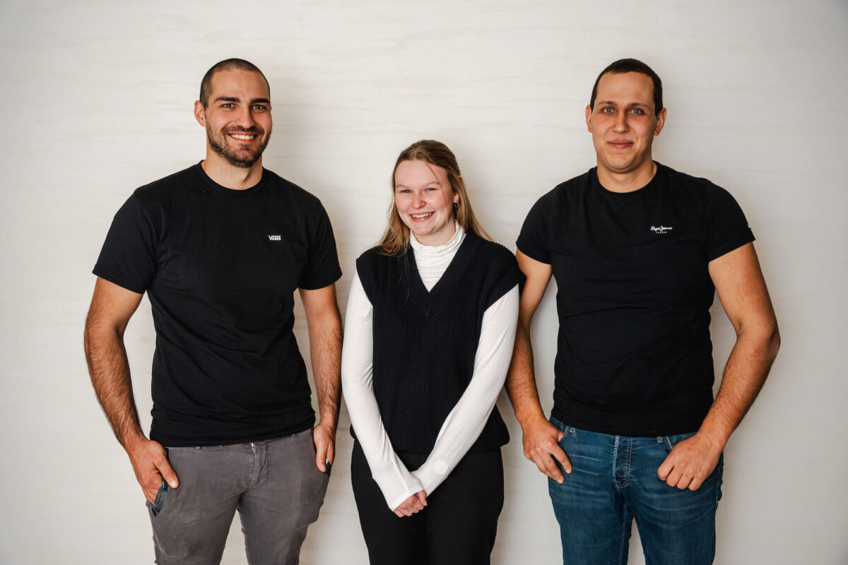 Das Team von Greenfuture GmbH: Tobias Sohm, Nadine Moosbrugger und Fabian Sohm, lächeln in die Kamera.