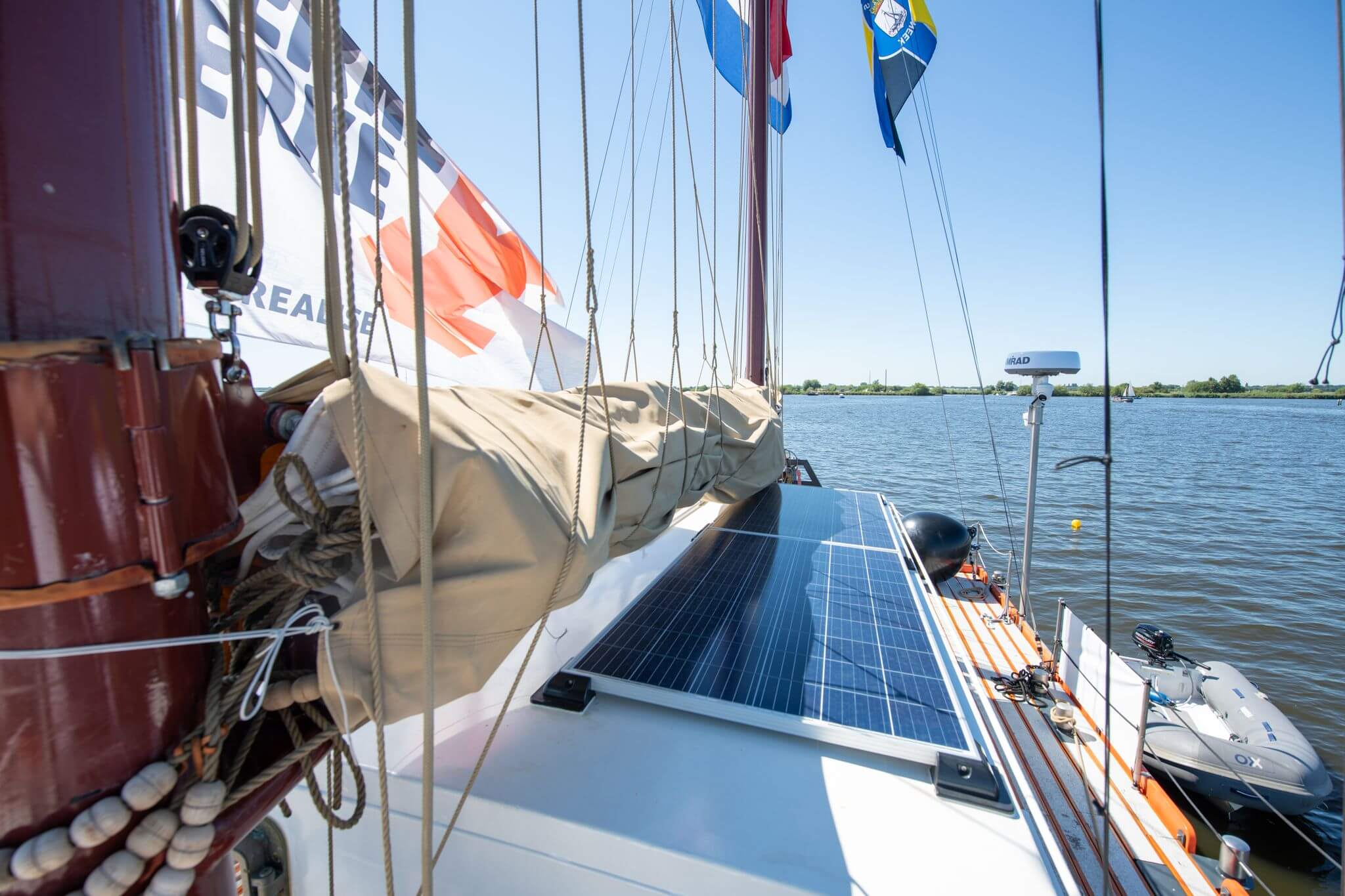 PV-Anlage auf einem Segelboot in einem ruhigen Gewässer.