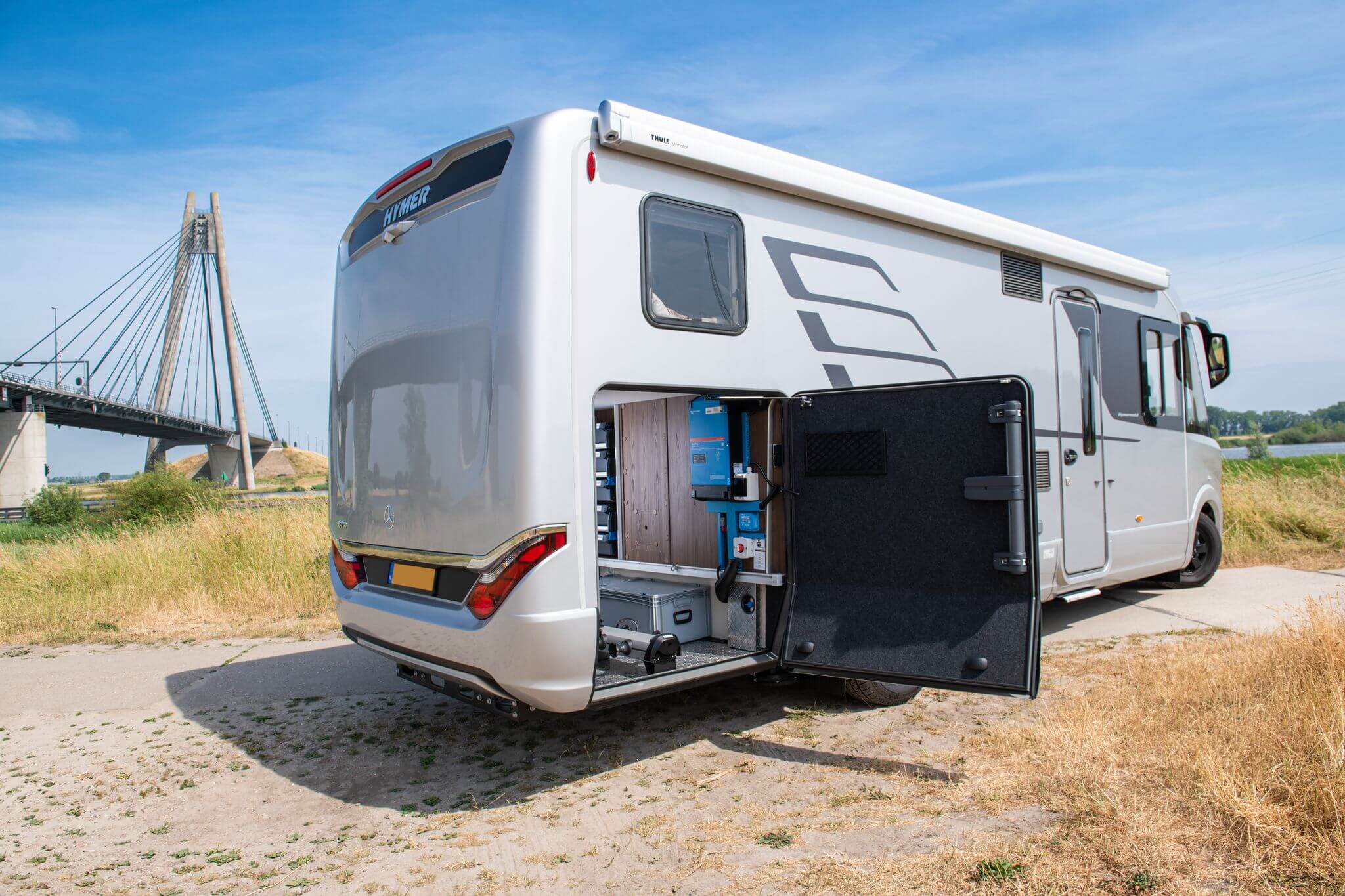 Ein großer Campingbus mit einer installierten Photovoltaik-Anlage und offenem Technikbereich.