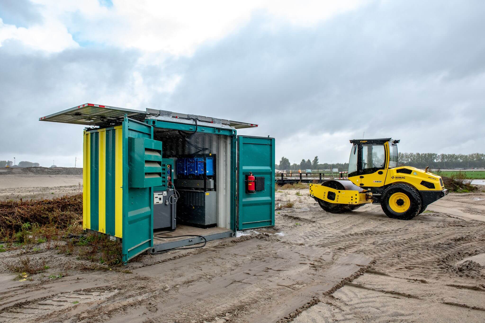 Container mit Victron Energy Hybridgeneratoren auf einer Baustelle um energieunabhängig zu sein