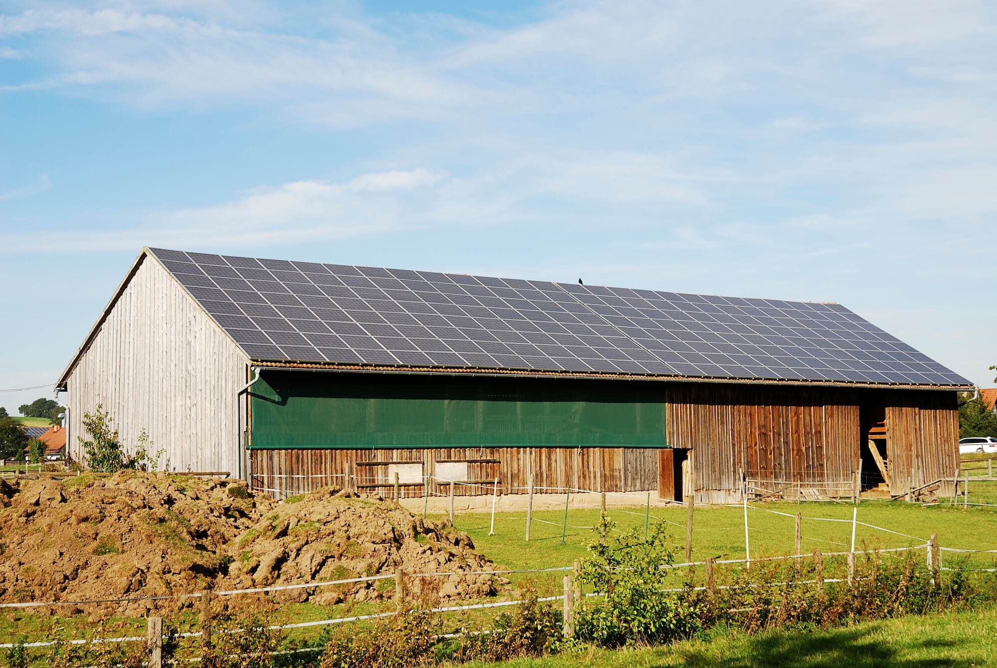 Photovoltaik-Anlagen auf dem Dach eines Bauernhofs zur nachhaltigen Energiegewinnung.