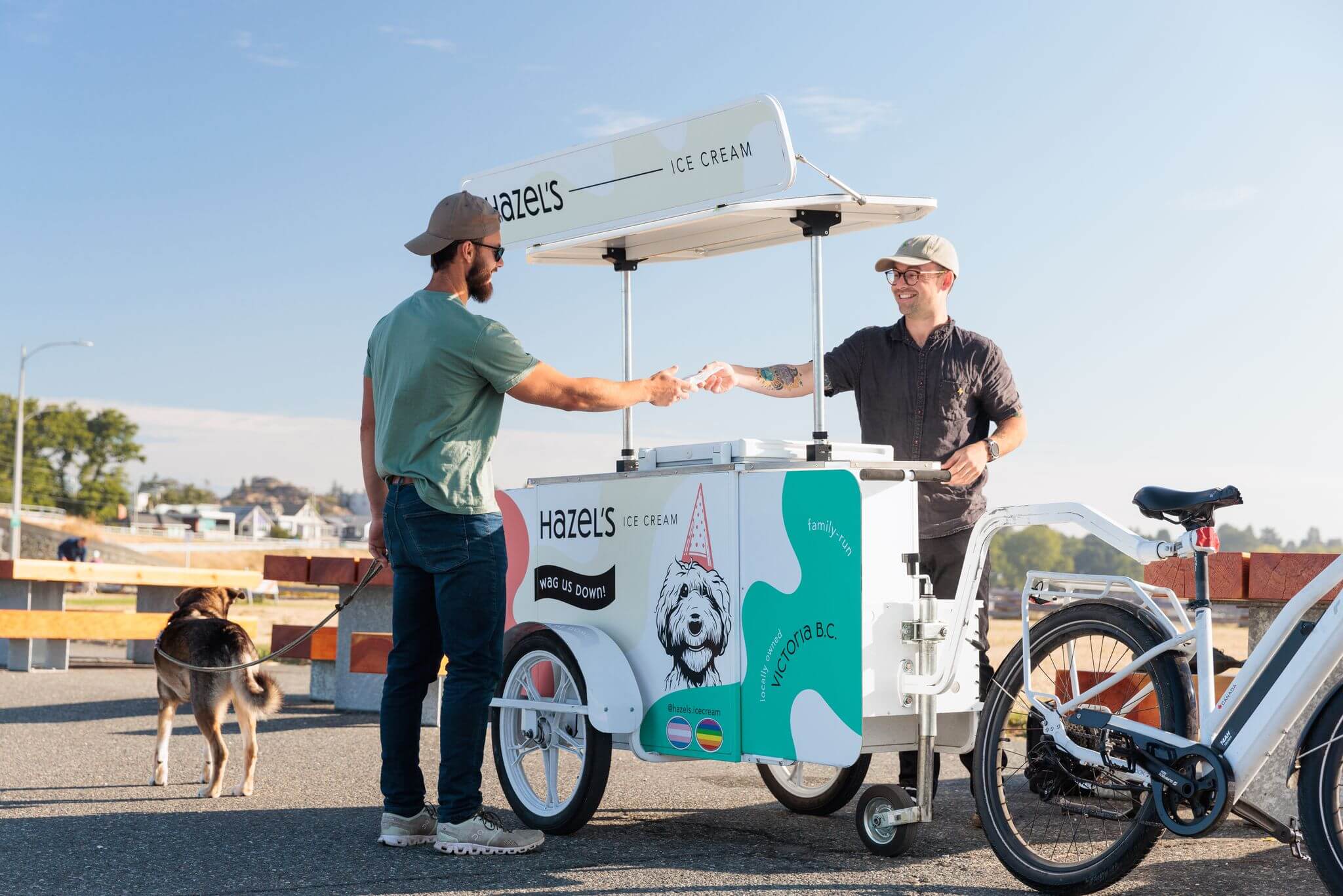 Mann verkauft Eis an mobilen, solarbetriebenen Eiswagen.